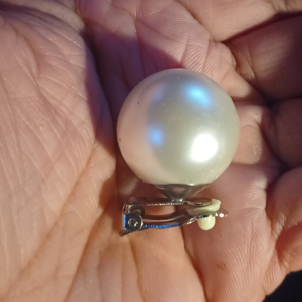 Rare Giant clip on pearl studs - Picture 2 of 3